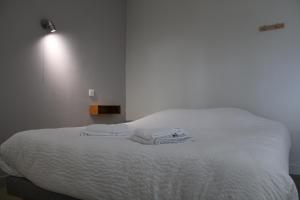 Sainte-EulalieにあるEspace Gerbierのベッド(白いシーツ、タオル付)