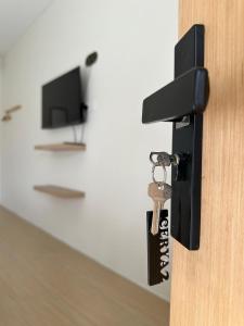 TV a/nebo společenská místnost v ubytování Cerya Kampung Inn