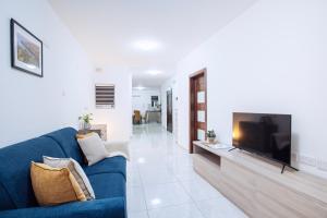 Χώρος καθιστικού στο Modern 2 Bedroom Apartment with Balcony - Xemx Residence