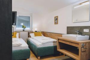 een badkamer met 2 bedden en een wastafel in een kamer bij Spa Chalet by we rent in Zell am See