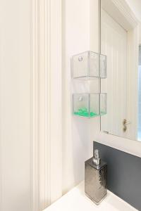 ein Badezimmer mit Waschbecken und Spiegel in der Unterkunft LuxeView - Stylish & Comfortable 1 Bedroom House in Chafford Hundred in North Stifford