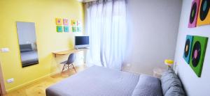 een slaapkamer met een bed en een bureau met een computer bij Casa Santarelli in Rome