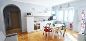 een keuken met een tafel en stoelen in een kamer bij Casa Santarelli in Rome