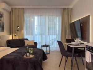 TV a/nebo společenská místnost v ubytování URBAN APARTMENTS Global Premium, 8th floor, No 14, Free Garage, Self Check-in, No deposit