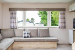 een bank in een woonkamer met een groot raam bij 3 Bedroom Caravan - Seton Sands in Port Seton +13 foto's