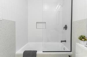 Et badeværelse på Industrial Style Brooklyn Retreat w Balcony + 18 billeder