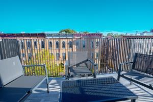 En balkon eller terrasse på Industrial Style Brooklyn Retreat w Balcony