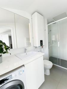 a bathroom with a sink and a washing machine at Koala Surf House, en bord d'Océan, planches de surf et skates à disposition in Hossegor