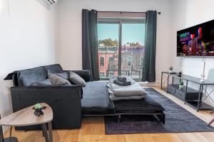 Et tv og/eller underholdning på Industrial Style Brooklyn Retreat w Balcony