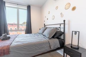 En eller flere senge i et værelse på Industrial Style Brooklyn Retreat w Balcony