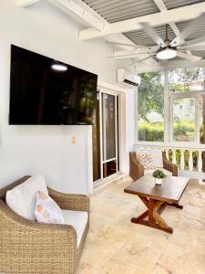 Et tv og/eller underholdning på Charming 2 bed 2bath villa 77B with private pool