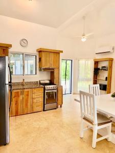 Køkken eller tekøkken på Charming 2 bed 2bath villa 77B with private pool