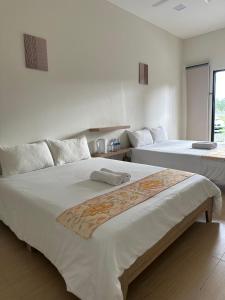 Postel nebo postele na pokoji v ubytování Cerya Kampung Inn