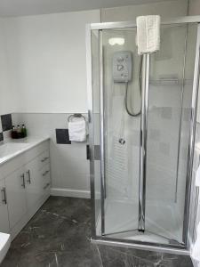 a bathroom with a shower with a glass door at Dunroamin Bed and Breakfast in Aviemore +61 photos