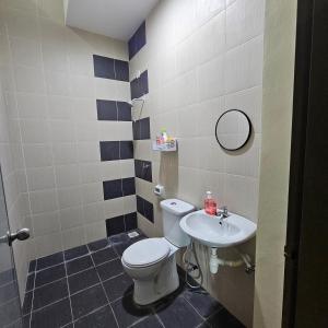 a bathroom with a toilet and a sink at Residensi Lourve Homestay Sungai Petani in Sungai Petani +17 photos