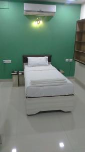 Ένα ή περισσότερα κρεβάτια σε δωμάτιο στο Sri Hari Residency