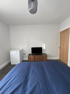 レスターにあるSerenity LTDのベッドルーム(青い大型ベッド1台、デスク付) +11枚の写真