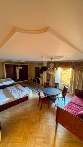 Postel nebo postele na pokoji v ubytování royal pyramids palace