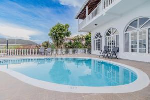 Bazén v ubytování Villa Amore Jamaica - Between Montego Bay & Ochi Rios Includes Cook nebo v jeho okolí