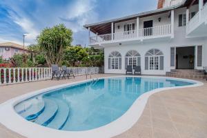 Bazén v ubytování Villa Amore Jamaica - Between Montego Bay & Ochi Rios Includes Cook nebo v jeho okolí