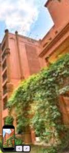 恩德培Airport View International Hotel Uganda的一部手机正在拍摄建筑物的照片