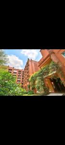 恩德培Airport View International Hotel Uganda的前面有树木的大建筑