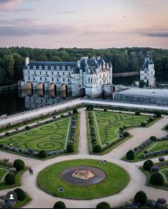 an aerial view of a castle with a garden at Appartement au calme in Saint-Denis-sur-Loire +8 photos