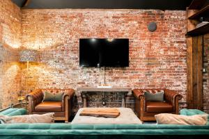 TV a/nebo společenská místnost v ubytování The Chandler Hotel