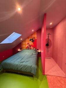 Ένα ή περισσότερα κρεβάτια σε δωμάτιο στο Retro Gaming Corner - Arcade Games - Jacuzzi - Sauna - Switch 2