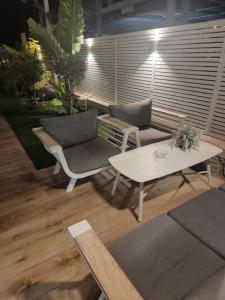 a patio with two chairs and a table at יחידת סאן סנטר באילת in Eilat