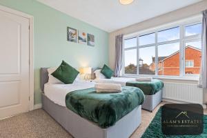 Ένα ή περισσότερα κρεβάτια σε δωμάτιο στο Roundhay Home 4-Bed with Free Parking WI-FI