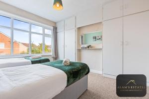 Postel nebo postele na pokoji v ubytování Roundhay Home 4-Bed with Free Parking WI-FI