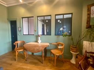 オルレアンにあるBalcon vue Loire parking à 50mの木製のテーブルと椅子のあるダイニングルーム