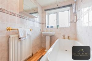 Ένα μπάνιο στο Roundhay Home 4-Bed with Free Parking WI-FI +51 φωτογραφίες