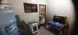 Kuchyň nebo kuchyňský kout v ubytování Casa a 20 metros da praia, simples com ótimo custo benefício - Mucuri, Ba + 21 fotografií