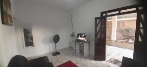TV a/nebo společenská místnost v ubytování Casa a 20 metros da praia, simples com ótimo custo benefício - Mucuri, Ba