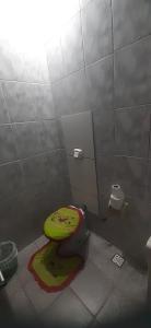 Koupelna v ubytování Casa a 20 metros da praia, simples com ótimo custo benefício - Mucuri, Ba