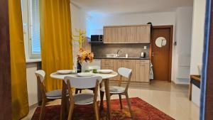 een keuken en eetkamer met een tafel en stoelen bij Turecka 49 Apt 2 in Nové Zámky