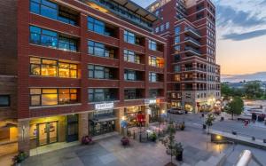 een bovenaanzicht van een bakstenen gebouw met een binnenplaats bij Union Station downtown and gameday retreat! in Denver