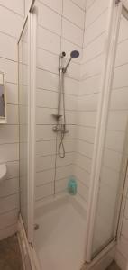 La salle de bains blanche est pourvue d'une douche. dans l'établissement Comfy & Cozy Studio near Enkplatz U3, à Vienne