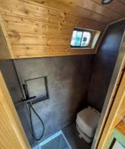 Un pequeño baño con inodoro y ducha. en Love Ride, en Amadora