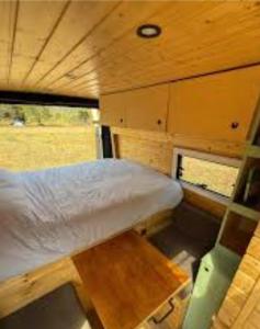 una cama en el interior de una pequeña casa en Love Ride, en Amadora