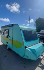 Una furgoneta azul estacionada en un aparcamiento en Love Ride, en Amadora