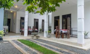 una stanza con tavoli e sedie in un edificio di Blue Heaven Villa ad Ahangama Altre 46 foto