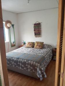 Postel nebo postele na pokoji v ubytování Cabaña lago tranquilo, camino valle exploradores