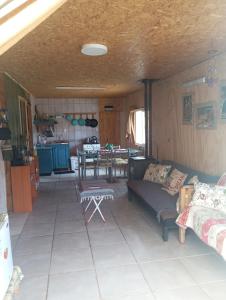 Kuchyň nebo kuchyňský kout v ubytování Cabaña lago tranquilo, camino valle exploradores