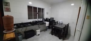 una cocina con fregadero y encimera en Bela Mar Mongaguá, en Mongaguá