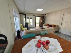 ein Zimmer mit einem Tisch, auf dem Äpfel liegen in der Unterkunft Gelidonia Fenerium Holiday Home in Antalya