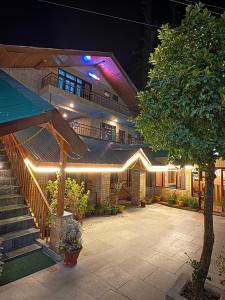ein Gebäude mit Lichtern in der Nacht in der Unterkunft Guruchhaya hotel and cottages in Manali