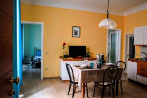 a kitchen and dining room with a table and chairs at La Corte Segreta - Dimora nel cuore di Urbino in Urbino